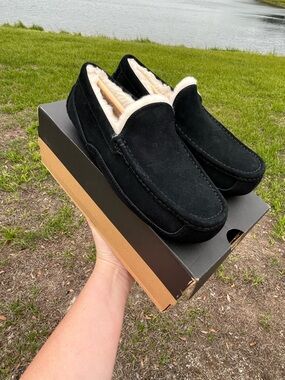NWT UGG Men's Black Suede Shearling-Lined Slip-On Ascot Loafers Size 7